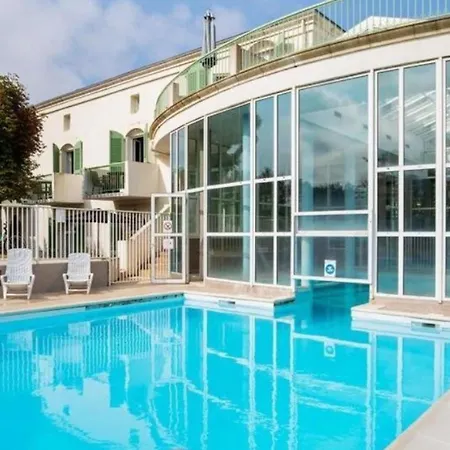 In 4 With Heated Swimming Pool Parking