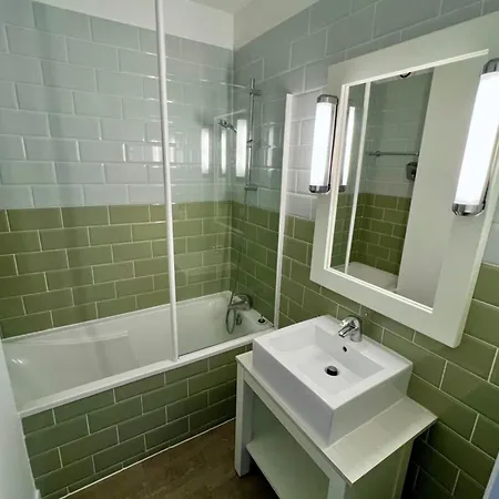 In 4 With Heated Swimming Pool Parking *