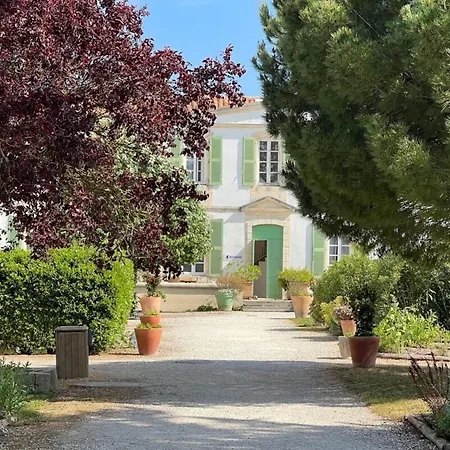 In 4 With Heated Swimming Pool Parking Holiday home *