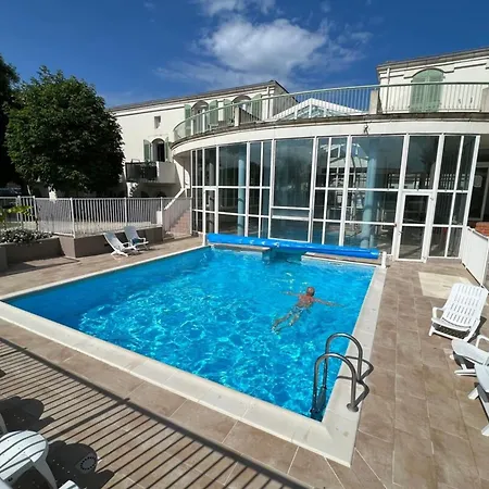 In 4 With Heated Swimming Pool Parking *